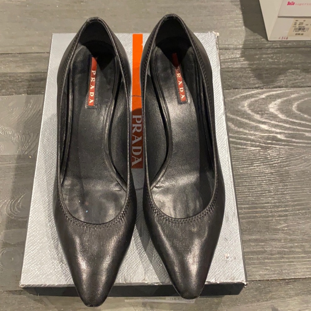 Prada Size 37.5 black pumps